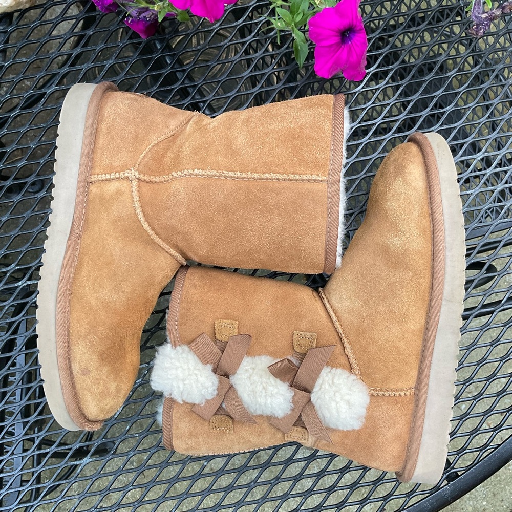 Koolaburra By Ugg Decorative Fur & Bows Sheepskin Fur Lined Slip On Suede Boots! - Picture 2 of 16
